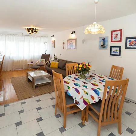 Splitstay - Spacious & Peaceful, 15 Min Walk To Old Town * Split
