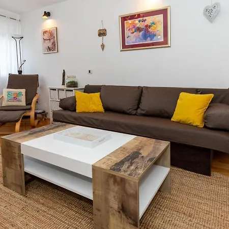 Apartamento Splitstay - Spacious & Peaceful, 15 Min Walk To Old Town Split