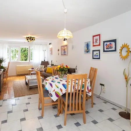 Apartamento Splitstay - Spacious & Peaceful, 15 Min Walk To Old Town