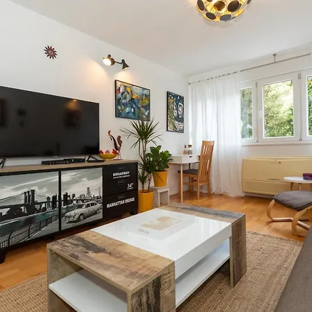 Splitstay - Spacious & Peaceful, 15 Min Walk To Old Town