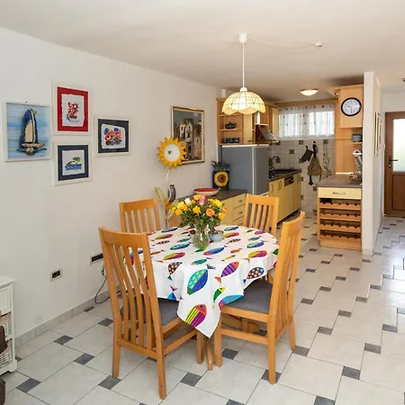 Апартаменты Splitstay - Spacious & Peaceful, 15 Min Walk To Old Town Сплит