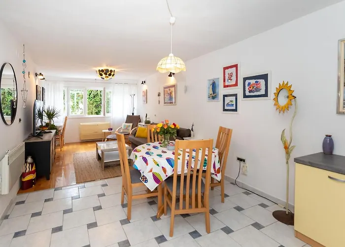 Apartamento Splitstay - Spacious & Peaceful, 15 Min Walk To Old Town