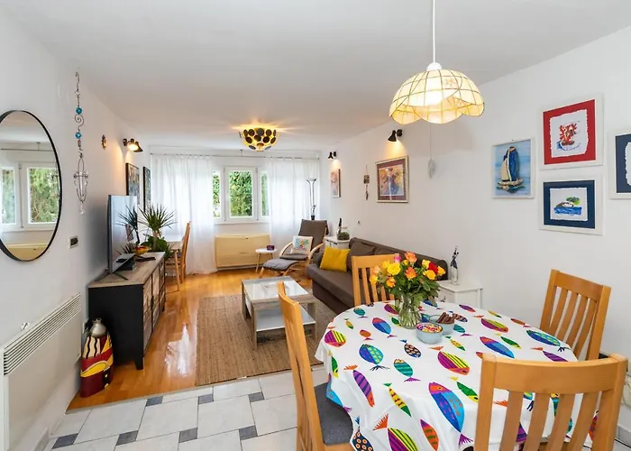 Splitstay - Spacious & Peaceful, 15 Min Walk To Old Town * Split