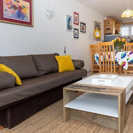 Spacious - Balcony & Near Old Town Apartamento