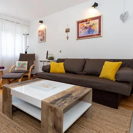 Spacious - Balcony & Near Old Town Apartamento