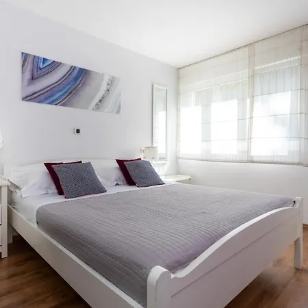 Splitstay - Spacious & Peaceful, 15 Min Walk To Old Town * Split