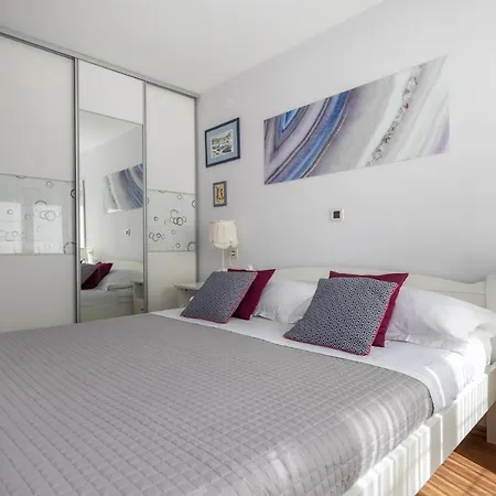 Splitstay - Spacious & Peaceful, 15 Min Walk To Old Town * Split